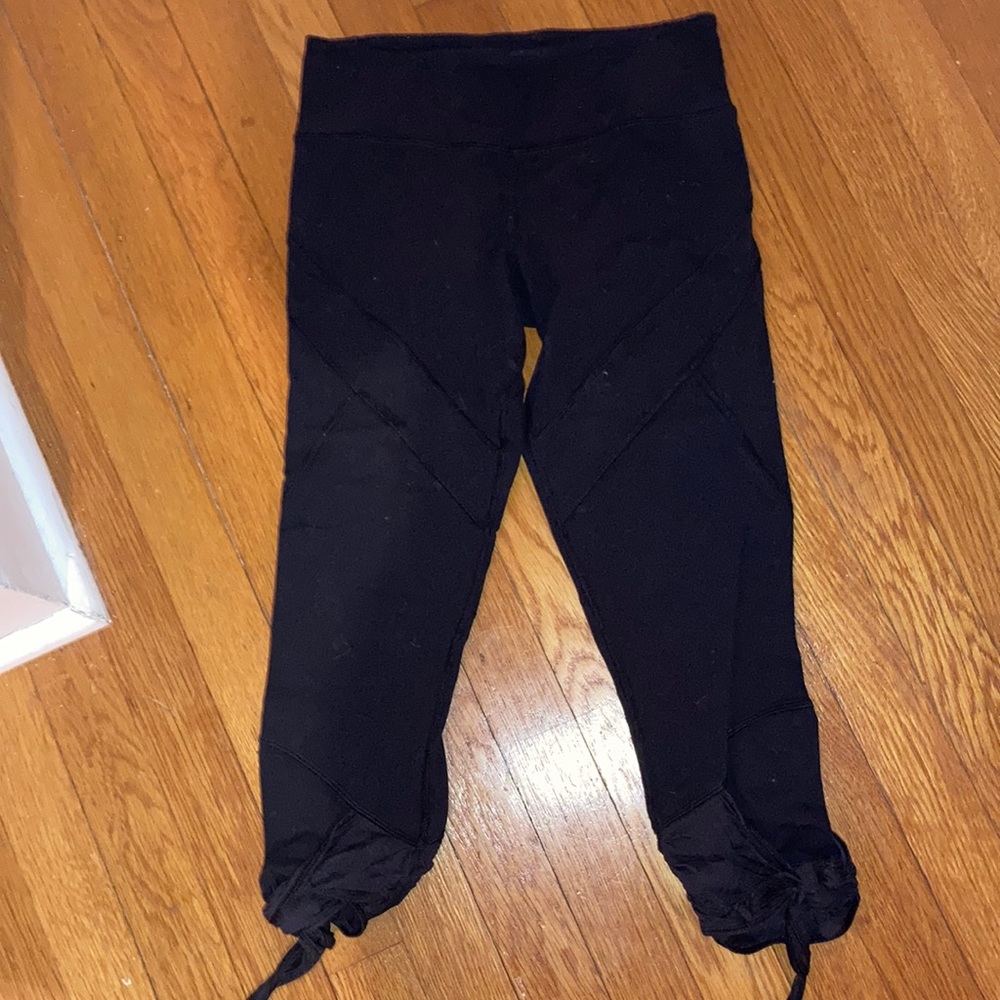 Lululemon Cropped Leggings w Ties at bottom size 4